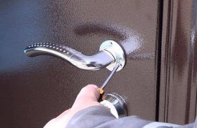 Замена дверной ручки металлической двери в Череповце