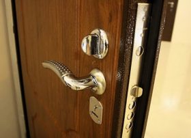 Замена входной двери в квартире в Череповце