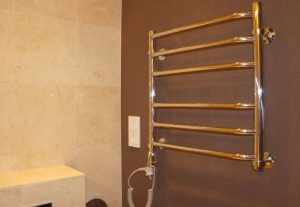 Установка электрического полотенцесушителя в ванной в Череповце
